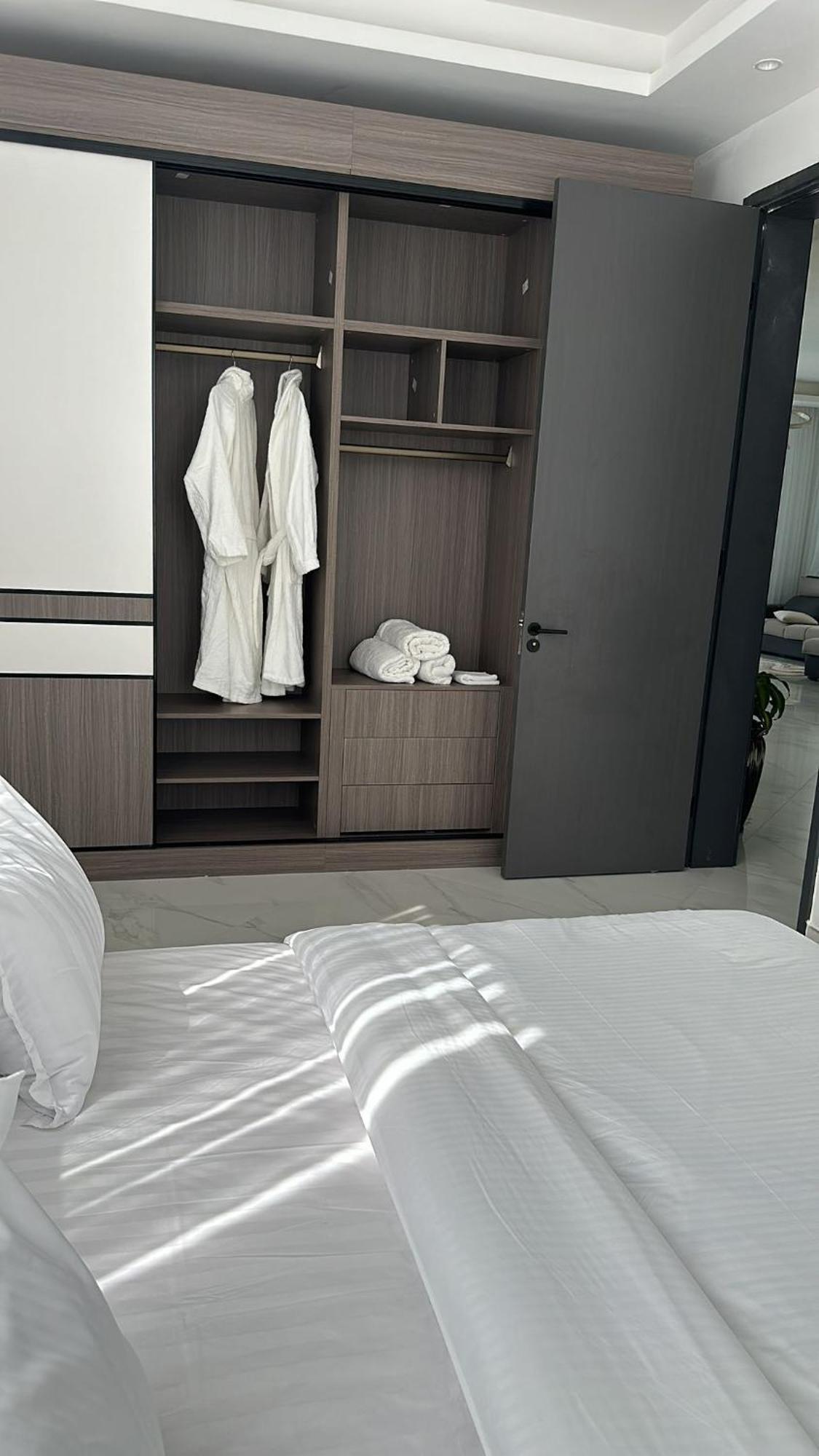 Entebbe Airport Superking Bed Apartment *